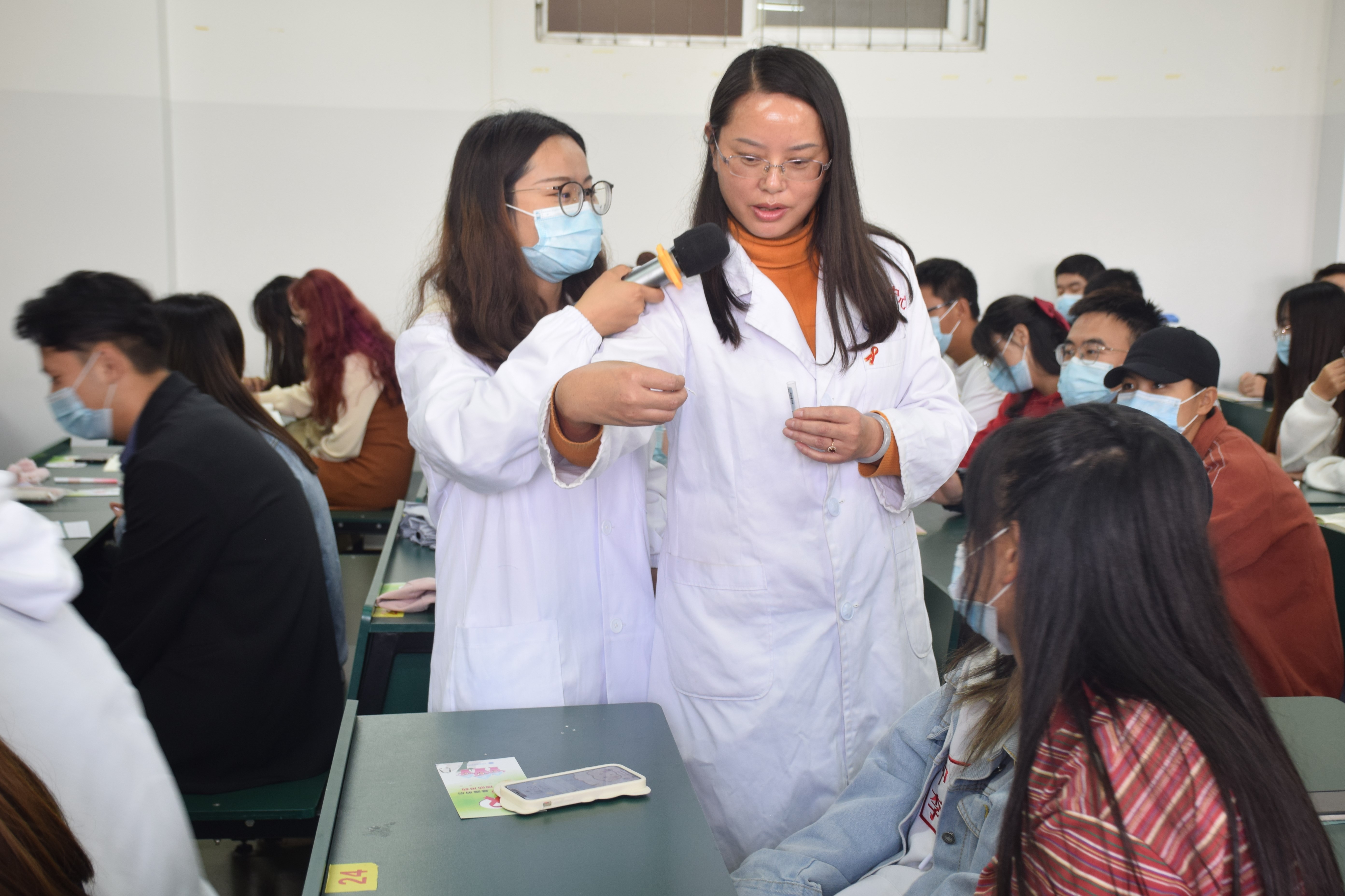 今天下午这间教室很热闹