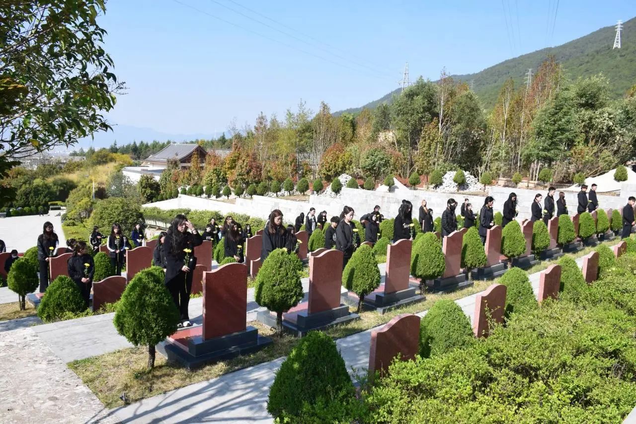 沉浸式思政课激活红色基因 ——财会学院开展清明祭扫活动