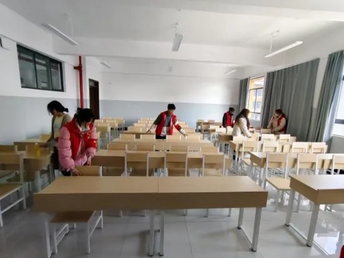 传承雷锋精神 共建文明课堂——教育学院开展“雷锋月”教室清洁志愿活动