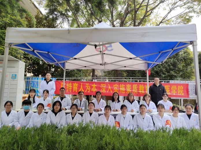 “一站式”学生社区：健康义诊，情暖春日